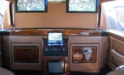 Luxury Sedan - Rolls Royce Phantom