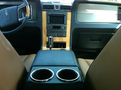 SUV - Lincoln Navigator