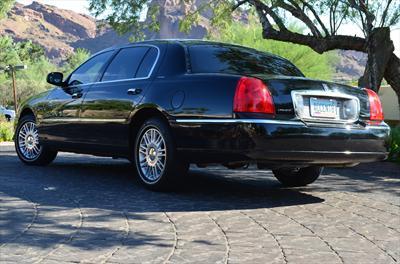 Sedan - Lincoln Town Car L