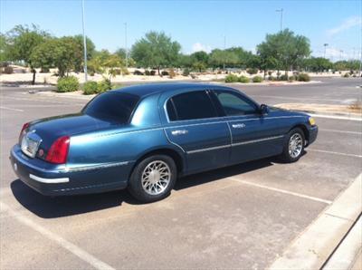Sedan - Lincoln Town Car