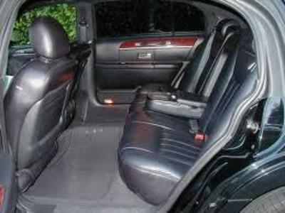 Sedan - Lincoln Town Car L