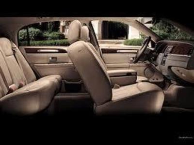 Sedan - Lincoln Town Car L