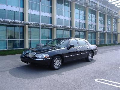 Sedan - Lincoln Town Car