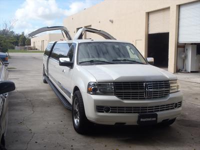 Stretch SUV - Lincoln Navigator