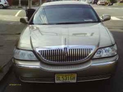 Sedan - Lincoln Town Car