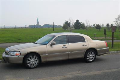 Sedan - Lincoln Town Car