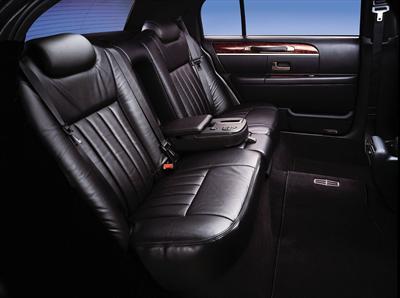 Sedan - Lincoln Town Car L