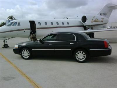 Sedan - Lincoln Town Car