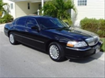 Sedan - Lincoln Town Car