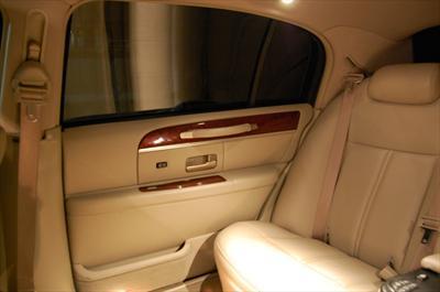 Sedan - Lincoln Town Car L