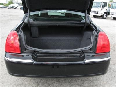 Sedan - Lincoln Town Car L