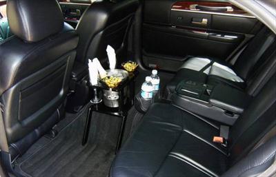 Sedan - Lincoln Town Car