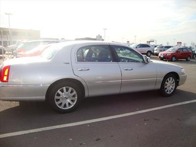 Sedan - Lincoln Town Car