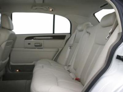 Sedan - Lincoln Town Car L