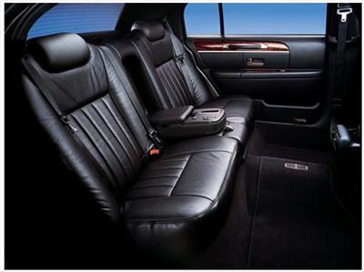 Sedan - Lincoln Town Car
