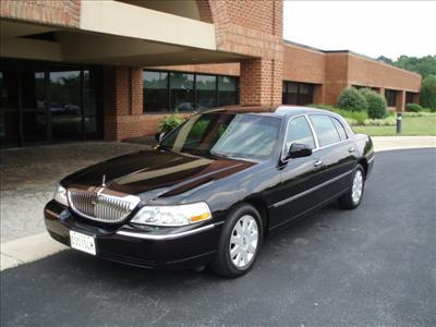 Sedan - Lincoln Town Car L