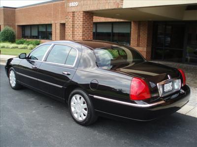 Sedan - Lincoln Town Car L