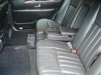 Sedan - Lincoln Town Car L