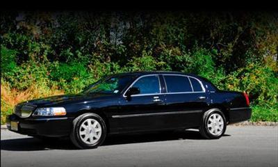 Sedan - Lincoln Town Car L
