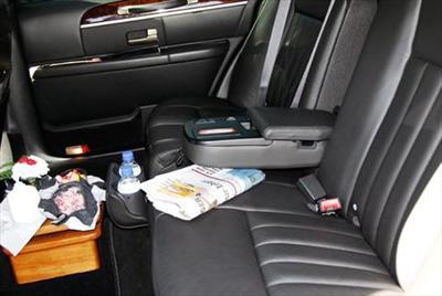 Sedan - Lincoln Town Car L