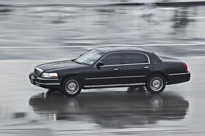 Sedan - Lincoln Town Car L