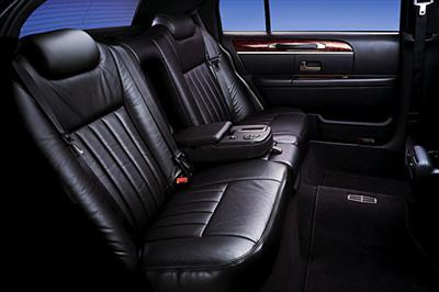 Sedan - Lincoln Town Car L