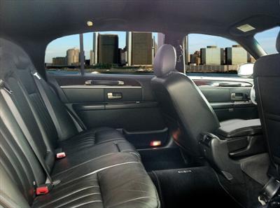 Sedan - Lincoln Town Car L