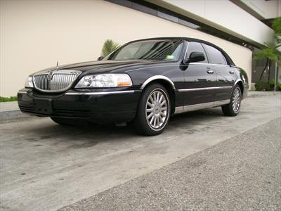 Sedan - Lincoln Town Car