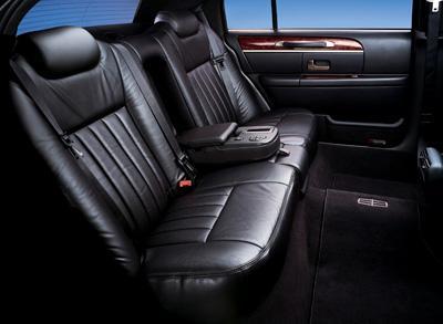 Sedan - Lincoln Town Car L