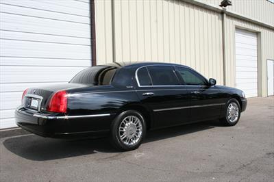 Sedan - Lincoln Town Car L