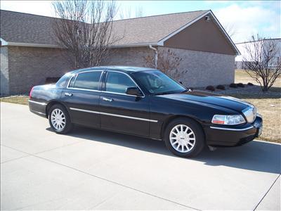 Sedan - Lincoln Town Car