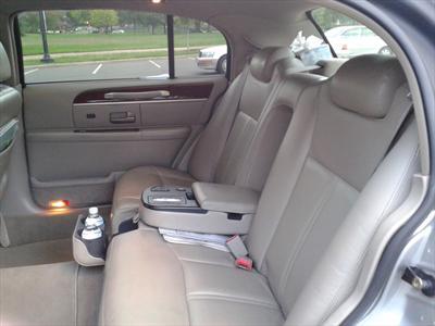 Sedan - Lincoln Town Car
