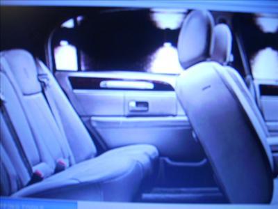 Sedan - Lincoln Town Car