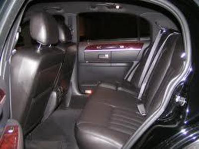 Sedan - Lincoln Town Car L