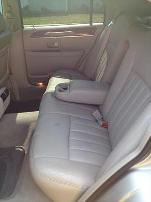 Sedan - Lincoln Town Car