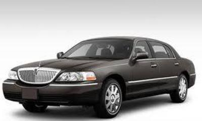 Sedan - Lincoln Town Car L