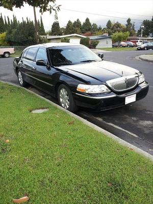 Sedan - Lincoln Town Car L