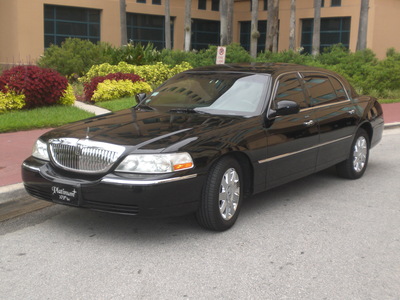 Sedan - Lincoln Town Car L