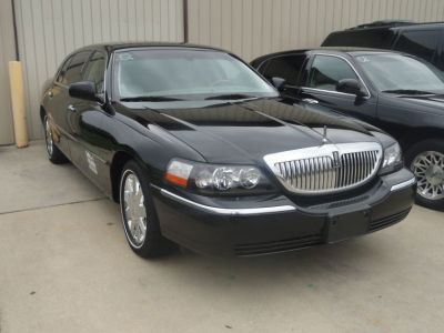Sedan - Lincoln Town Car