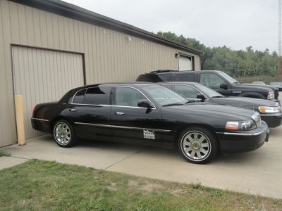 Sedan - Lincoln Town Car