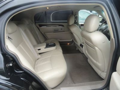 Sedan - Lincoln Town Car