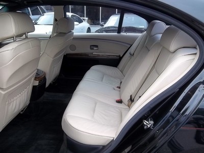 Luxury Sedan - BMW 7-Series