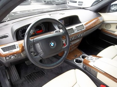 Luxury Sedan - BMW 7-Series