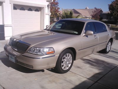 Sedan - Lincoln Town Car