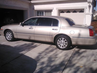 Sedan - Lincoln Town Car