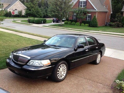 Sedan - Lincoln Town Car