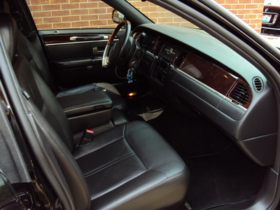 Sedan - Lincoln Town Car
