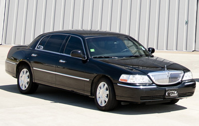Sedan - Lincoln Town Car L