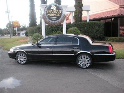 Sedan - Lincoln Town Car