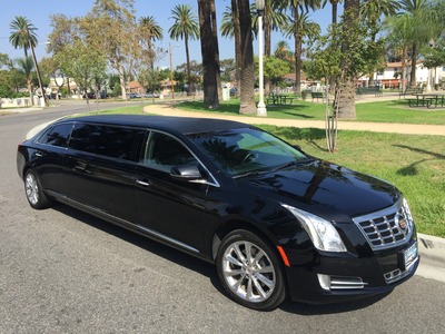 Stretch Limo - Cadillac DTS